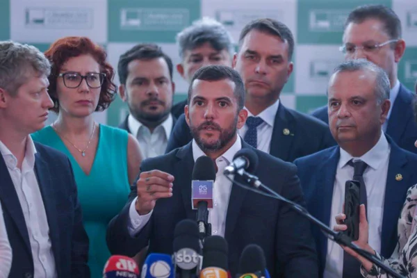 imagem colorida mostra parlamentares de oposição carlos jordy em coletiva de imprensa câmara dos deputados - Metrópoles