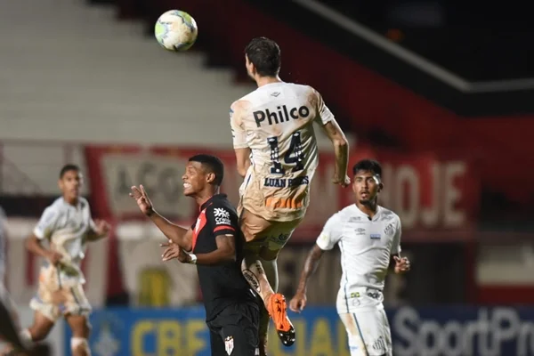 Santos empata com Atlético-GO, acumula 6º tropeço e fica longe da Libertadores