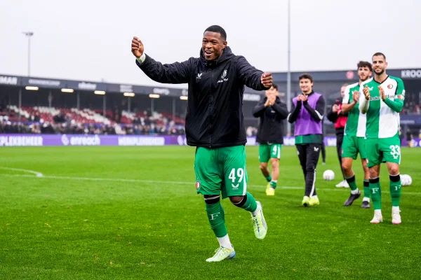 Foto colorida de Zépiqueno Redmond, atacante do Feyenoord após primeiro jogo como profissional