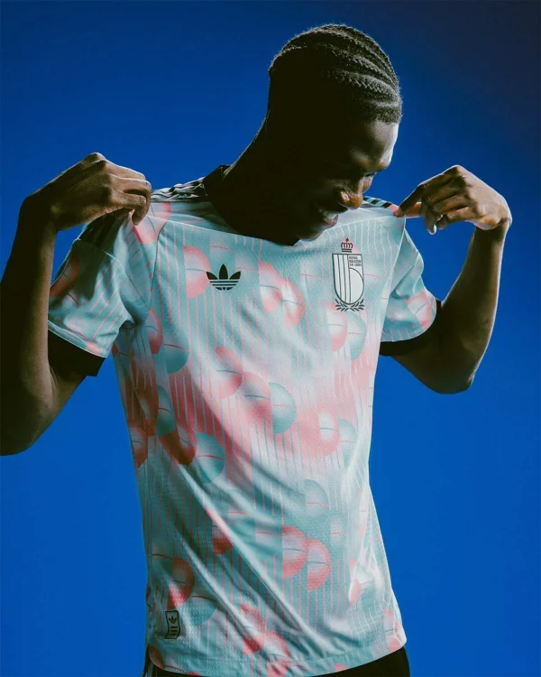 Bélgica homenageia surrealismo de René Magritte em camisa da Copa 2026 - destaque galeria Bélgica homenageia surrealismo de René Magritte em camisa da Copa 2026 - destaque galeria