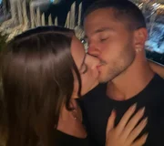 André Lamoglia e Jade Picon dão selinho