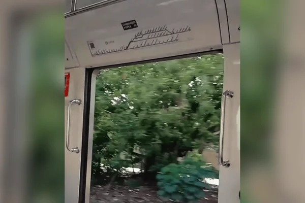 Segundo a CPTM, um passageiro acionou indevidamente o botão de emergência e o alerta de porta aberta não foi enviado à cabine