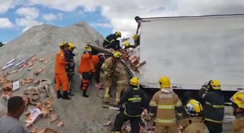 DF: caminhoneiro fica gravemente ferido após colidir em monte de brita - imagem 7 DF: caminhoneiro fica gravemente ferido após colidir em monte de brita - imagem 7