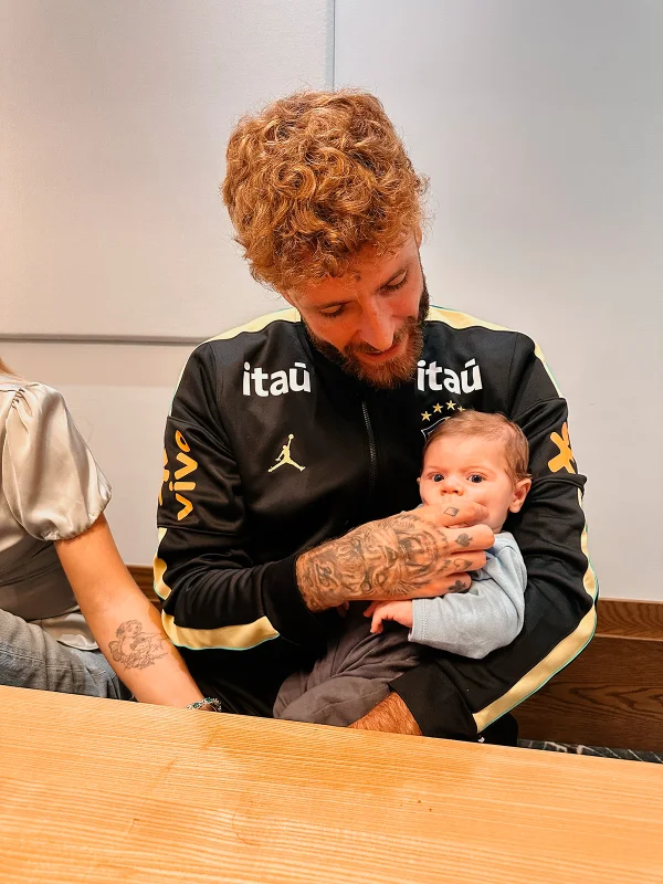 Karoline Lima e Léo Pereira são flagrados de mãos dadas em foto; veja - destaque galeria