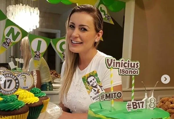 Andressa Urach curte aniversário do irmão em festa com tema Bolsonaro