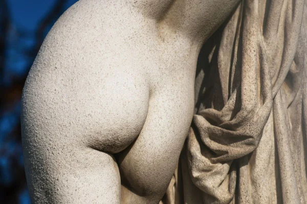 foto colorida bananinhas no bumbum de estatua