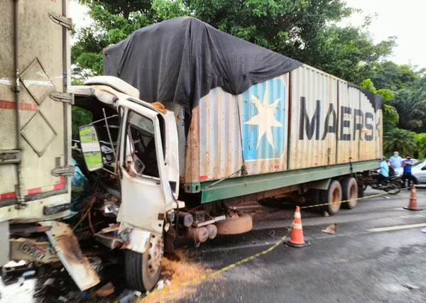 Caminhão bate em outro após perder freio em Aparecida de Goiânia, Goiás