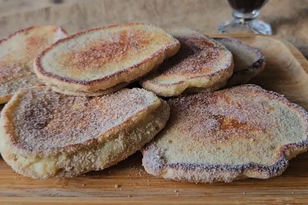 pães de banana de frigideira com açúcar polvilhada por cima