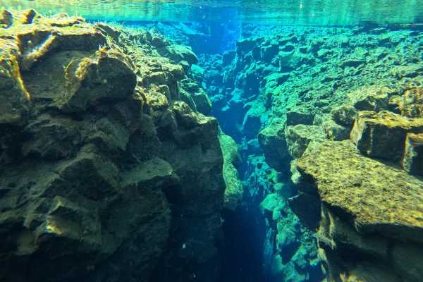 Imagem colorida de placas tectônicas separadas no mar - Metrópoles