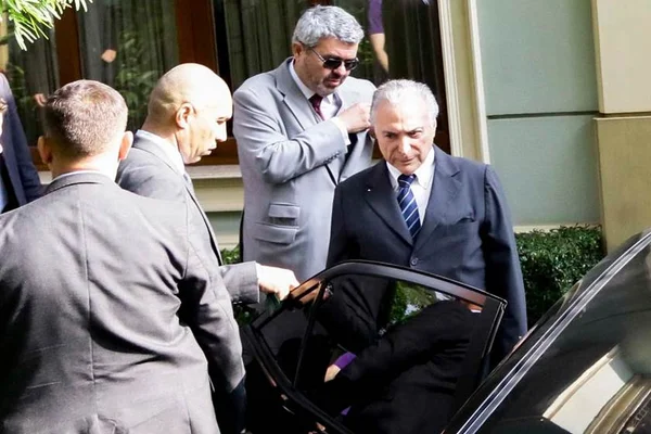 Michel Temer se entrega à Polícia Federal: ficará preso em São Paulo