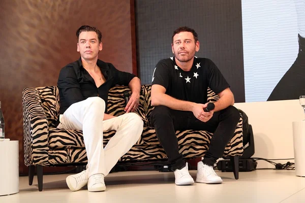 Dupla Mert & Marcus lança livro com mais de 300 fotos do mundo fashion