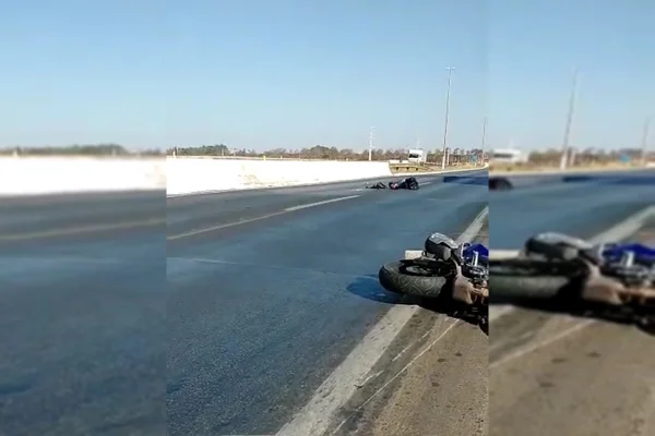 Motociclista caído em via