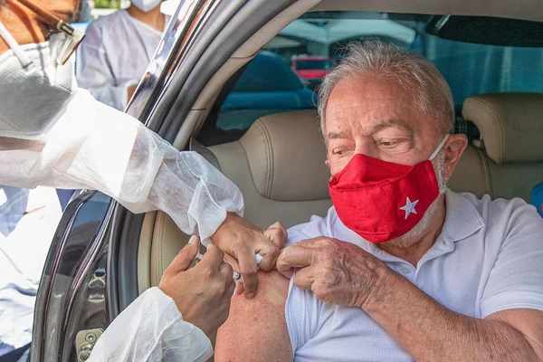 imagem colorida presidente lula tomando vacina - metrópoles