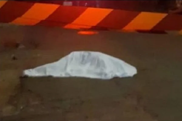 foto de corpo no chao coberto por pano branco