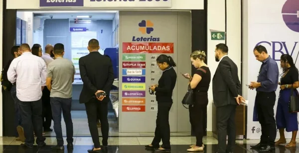 pessoas na fila para entrar na lotérica