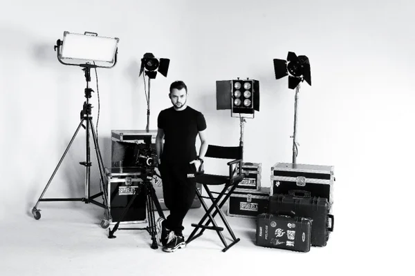 Fotógrafo de moda Lineker Pires, em estúdio