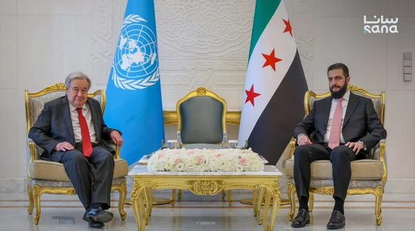 Imagem colorida mostra o chefe da ONU e o presidente da Síria - Metrópoles