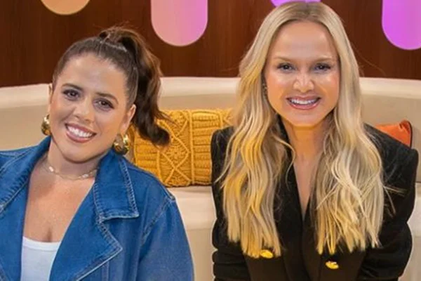 Tati Machado e Eliana posam sorridentes para divulgação do Saia Justa - Metrópoles