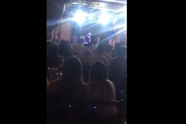 Delegado sobe em palco e acaba com festa