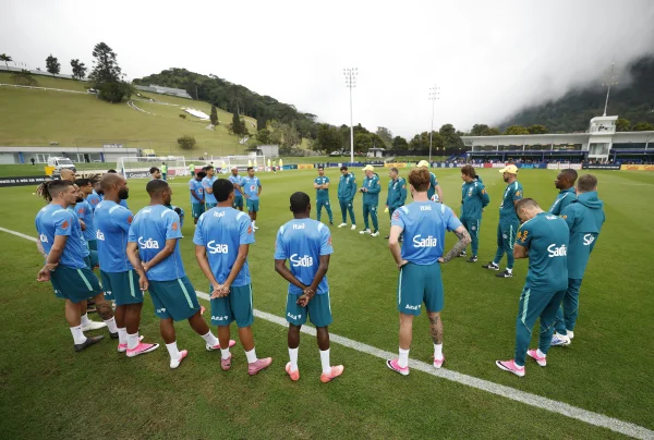 Grupo de jogadores treinando na Granja Comary