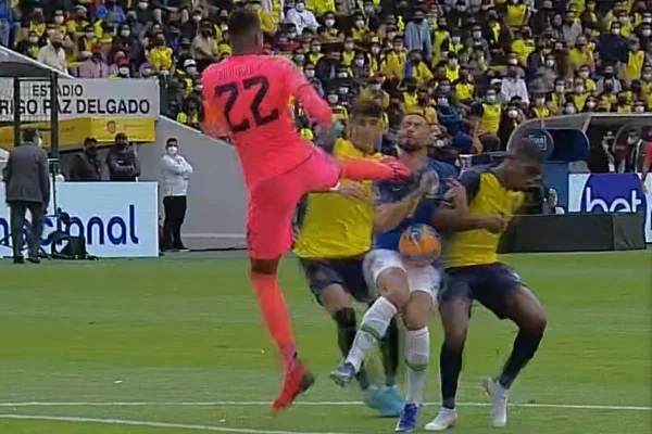 Matheus Cunha chute pescoço