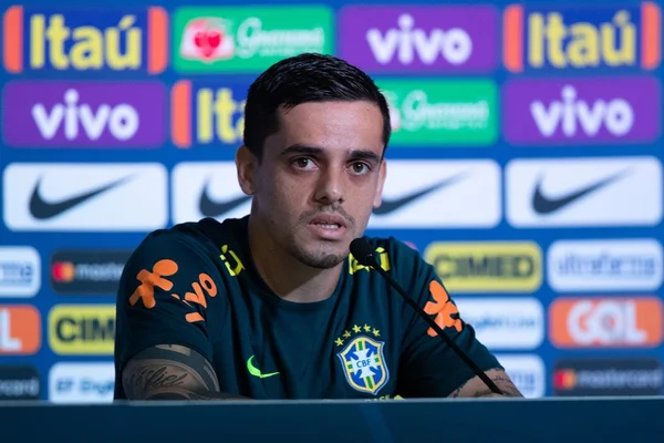 Fagner nega proposta do Arsenal, mas não descarta saída do Corinthians
