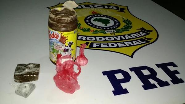 PRF prende homem que transportava drogas em pote de achocolatado em pó
