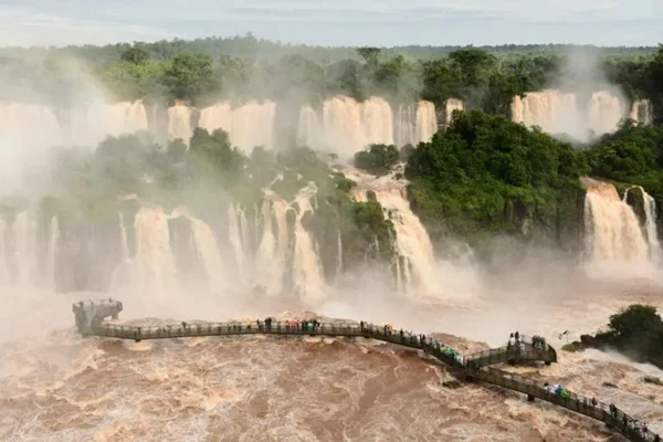 Cataratas do Iguaçu têm maior vazão dos últimos 5 anos; vídeo