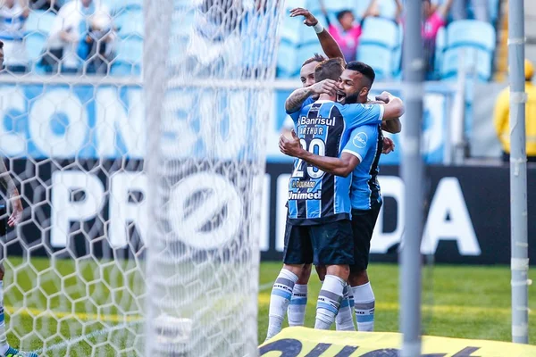 Grêmio derrota o Atlético-MG e mantém caça ao líder, Corinthians