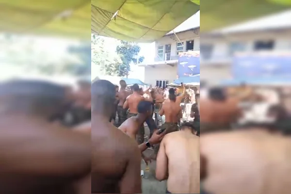 Militares festejando