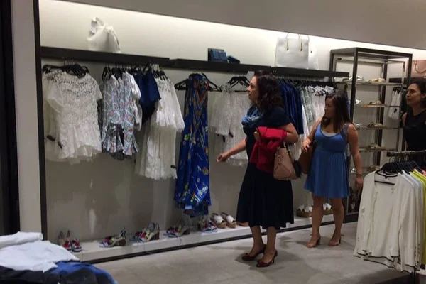 Senadora Kátia Abreu faz compras enquanto Senado discute PEC 55