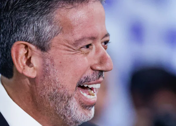 Arthur Lira (PP-AL), presidente da Câmara dos Deputados, sorri durante coletiva - Metrópoles