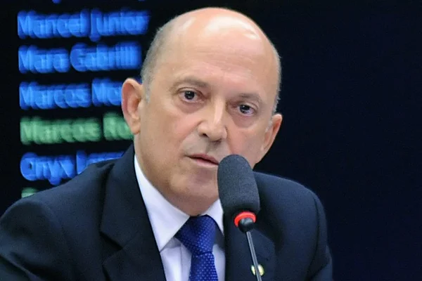 Líder da Câmara admite que não há maioria para aprovar reforma