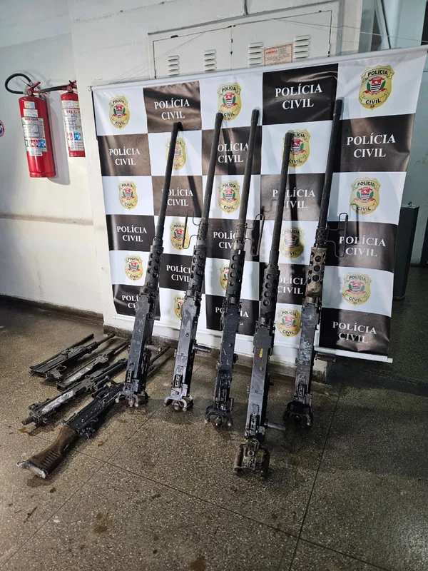 Exército Fotografia colorida mostra metralhadoras enfileiradas em frente a um painel da Polícia Civil de São Paulo - Metrópoles