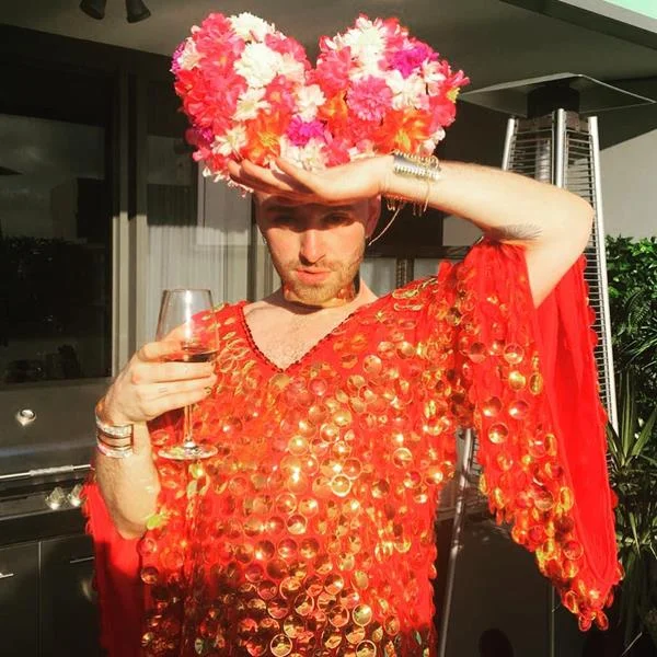 Sam Smith revela que fez cirurgia de transplante capilar: “Área delicada” - destaque galeria Sam Smith revela que fez cirurgia de transplante capilar: “Área delicada” - destaque galeria