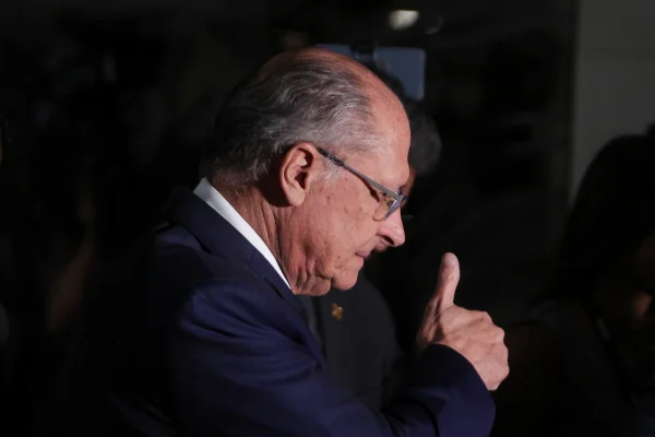 Vice-presidente e ministro do Desenvolvimento, Indústria, Comércio e Serviços, Geraldo Alckmin, concede entrevista coletiva no Salão Verde da Câmara dos Deputados Metropoles
