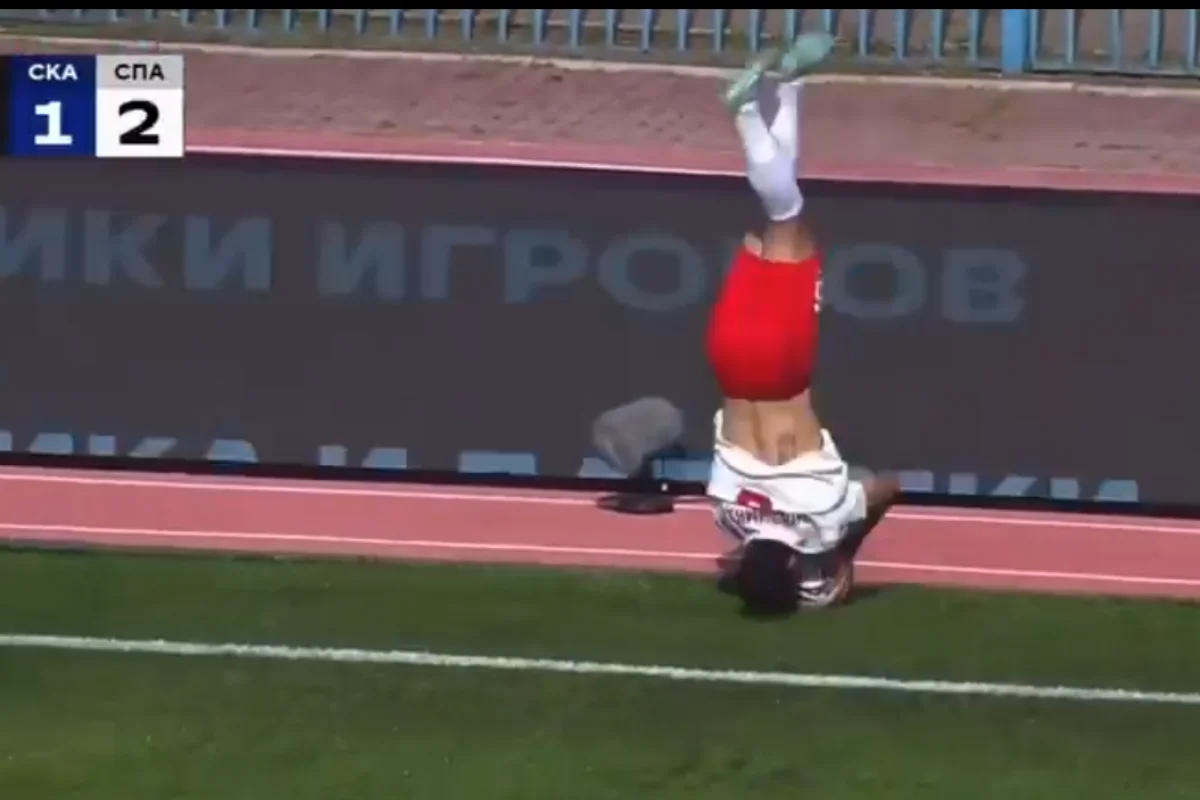 Jogador dá cambalhota em cobrança de lateral e lance termina em gol