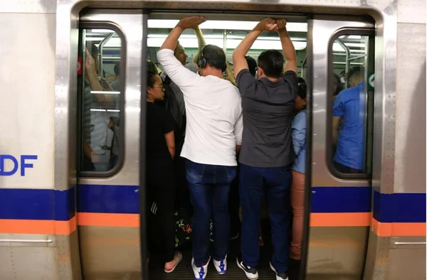 Metrô-DF volta a funcionar com trens e paradas de ônibus lotados