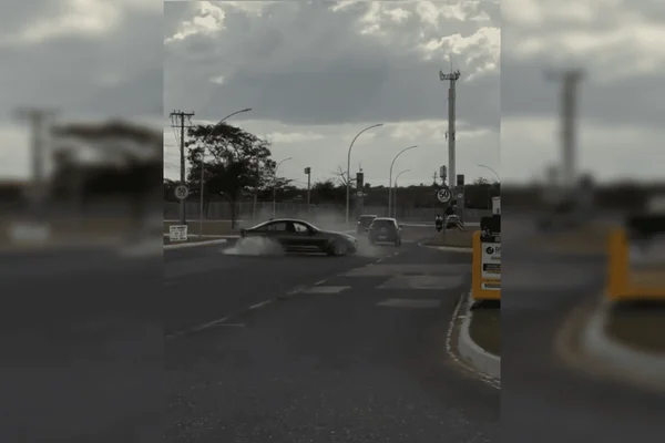 Foto colorida de carro realizando cavalo de pau no Lago Sul