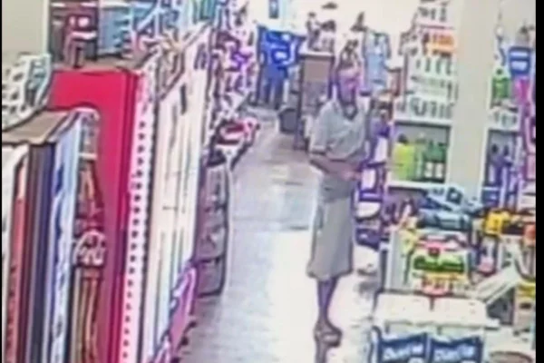 Imagem colorida mostra furto de cachaça que terminou com homem agredido e morto. Metrópoles