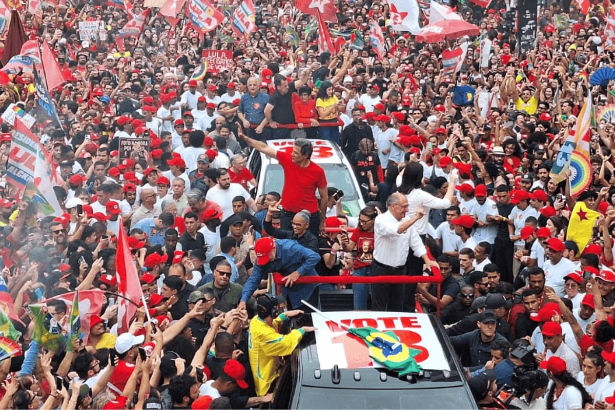 Lula se aproxima de apoiadores na Avenida Paulista. Lula se aproxima de apoiadores na Avenida Paulista.