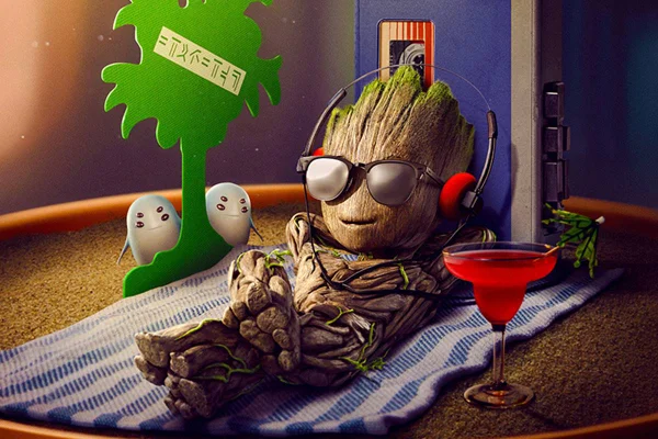 groot deitado sobre toalha listrada azul e branca com taça de bebida ouvindo musica de óculos escuros