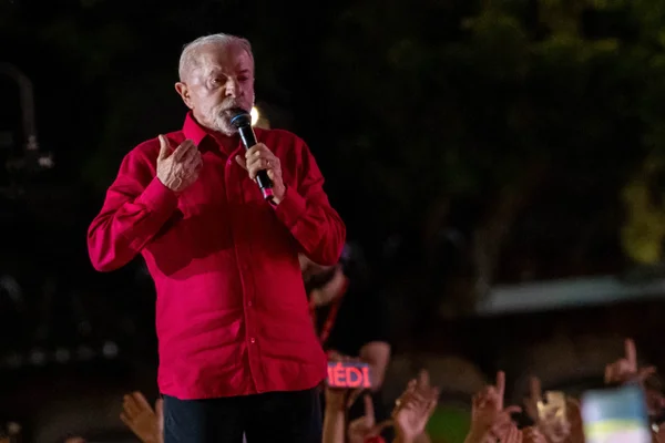 “Mulheres aprendem a tomar toque desde pequenas”, diz Lula em comício