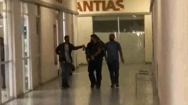 Nego do Borel faz gesto obsceno em chegada à delegacia no Rio - destaque galeria Nego do Borel faz gesto obsceno em chegada à delegacia no Rio - destaque galeria