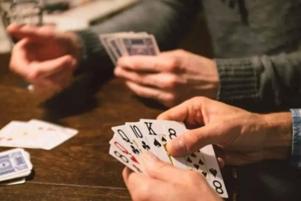 Homem é esfaqueado por "amigo" por dívida de R$ 100 de jogo de baralho