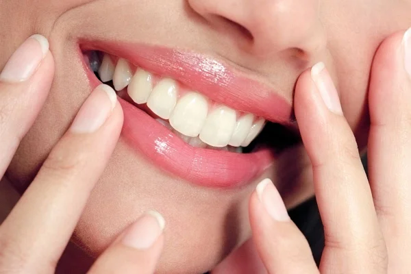 Água oxigenada clareia os dentes? Especialista alerta para riscos