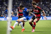Disputa de bola na partida entre Cruzeiro e Flamengo pela Libertadores Disputa de bola na partida entre Cruzeiro e Flamengo pela Libertadores