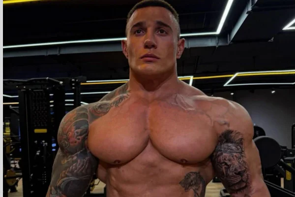 Imagens coloridas mostram fisiculturista Fabio Giga, homem branco e de cabelos curtos, raspados dos lados, com tatuagens, posando para foto sem camisa