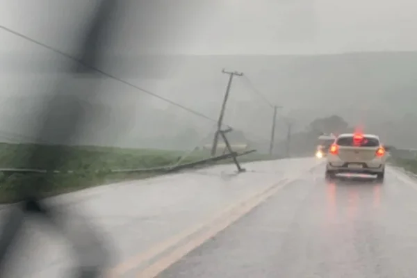 Imagem colorida, chuva de granizo atinge o Paraná- Metrópoles