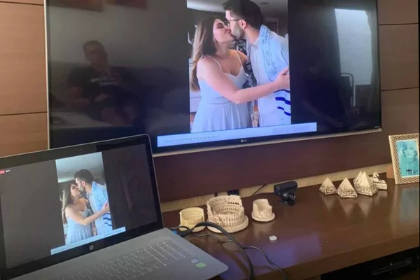 Casal de noivos ajoelhado se casamento